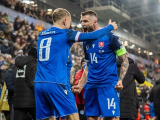Tomáš Bobček (8) a kapitán Milan Škriniar oslavujú gól.