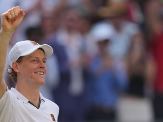 Taliansky tenista Jannik Sinner sa raduje z postupu do finále na Wimbledone.