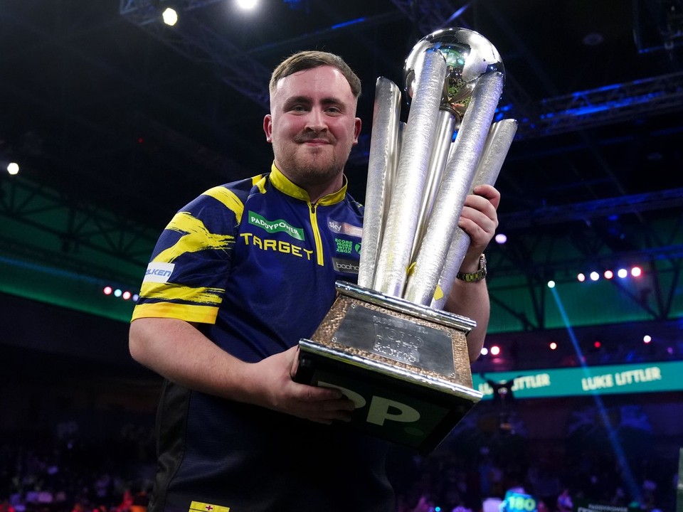 Angličan Luke Littler drží v rukách trofej Sida Waddella po triumfe na MS v šípkach 2026.