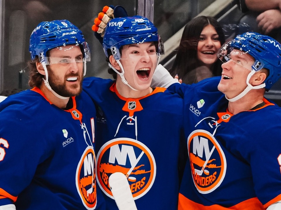 Matthew Schaefer oslavuje so spoluhráčmi gól New York Islanders. 