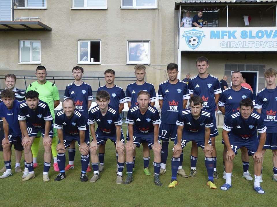 Mužstvo MFK Slovan Giraltovce pred prípravným zápasom s Bardejovom.