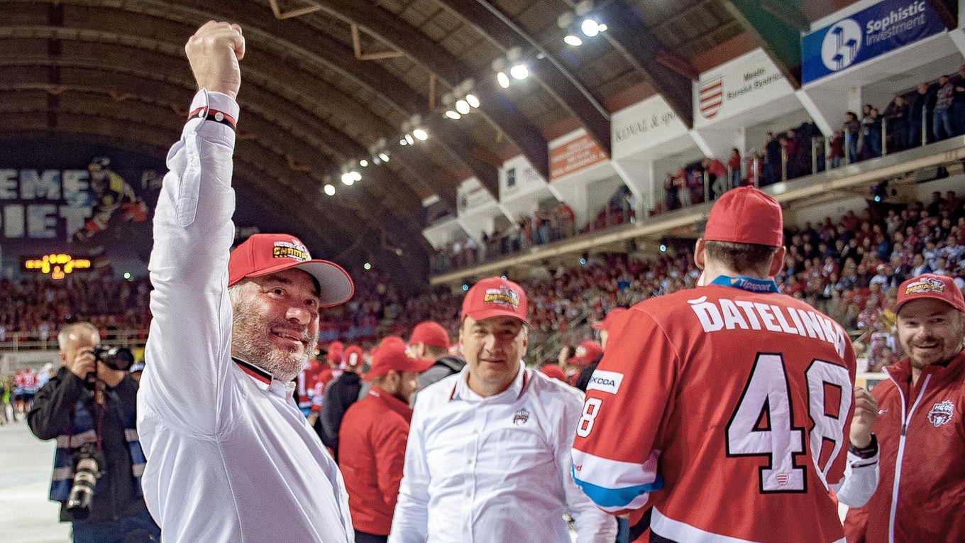 Juraj Koval (vľavo) oslavuje majstrovský titul po víťaznom piatom zápase finále play-off Tipsport ligy v hokeji v roku 2019.