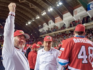Juraj Koval (vľavo) oslavuje majstrovský titul po víťaznom piatom zápase finále play-off Tipsport ligy v hokeji v roku 2019.