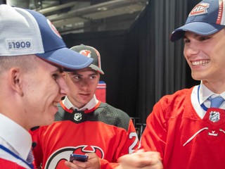 Juraj Slafkovský, Šimon Nemec a Filip Mešár po drafte NHL 2022.