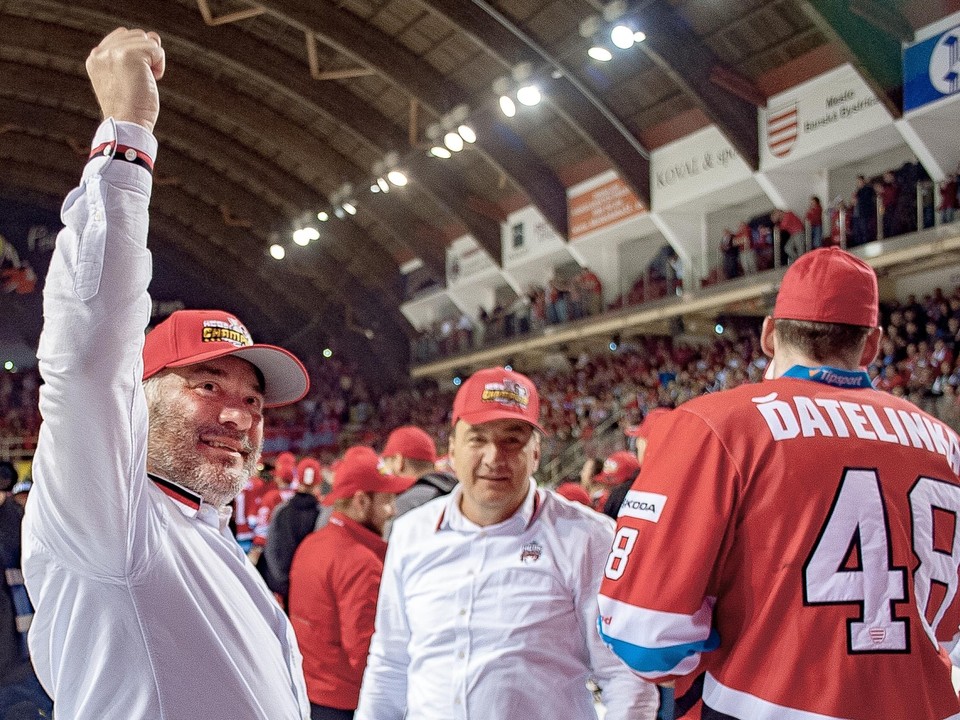 Juraj Koval (vľavo) oslavuje majstrovský titul po víťaznom piatom zápase finále play-off Tipsport ligy v hokeji v roku 2019.