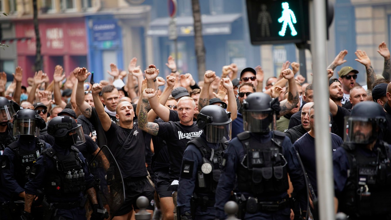 Fanúšikovia Frankfurtu v sprievode polície pred zápasom v Marseille.