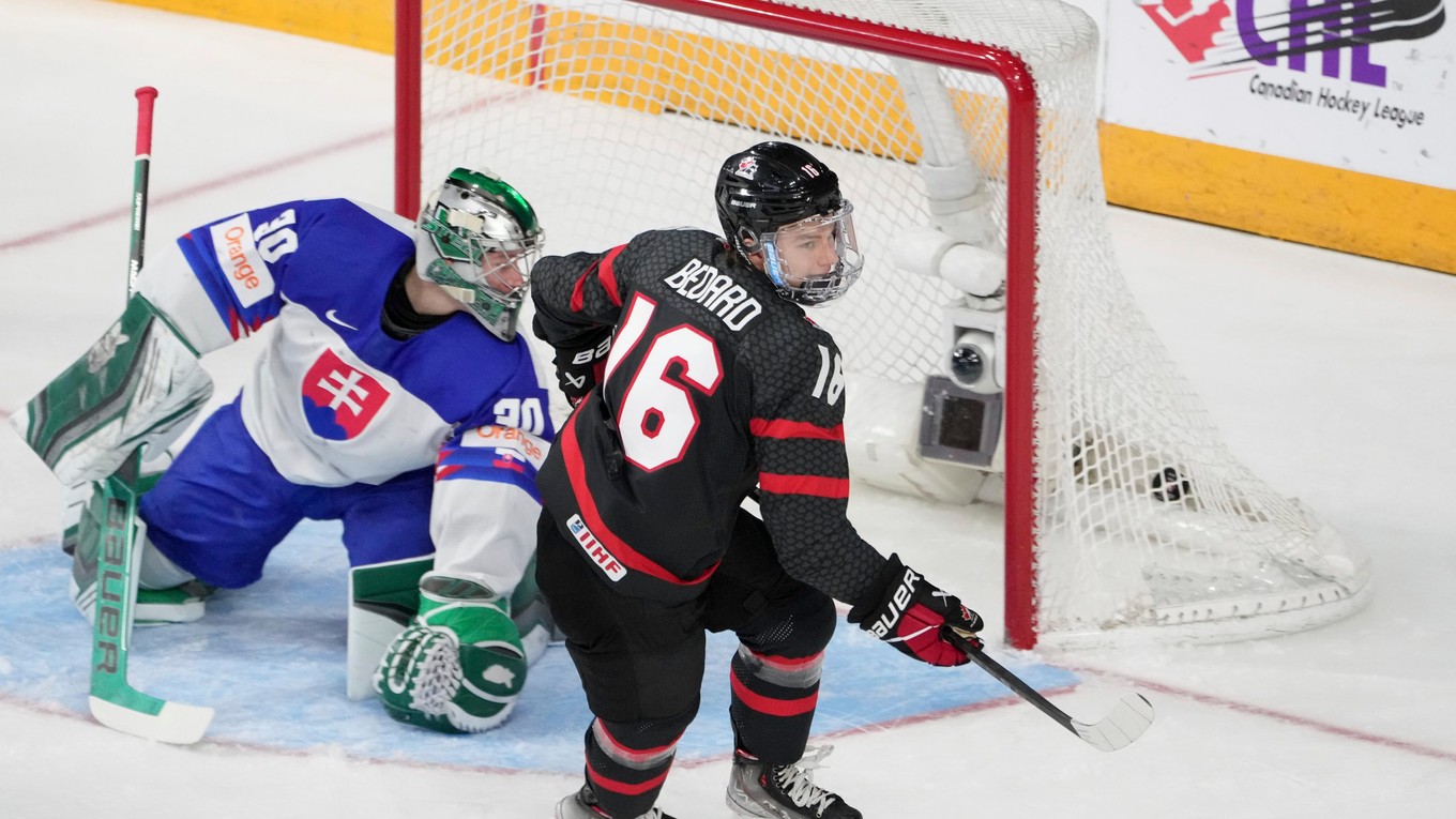 Connor Bedard strieľa gól v zápase Slovensko - Kanada vo štvrťfinále MS v hokeji do 20 rokov 2023.