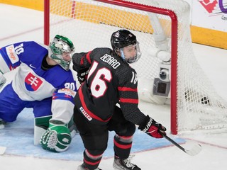 Connor Bedard strieľa gól v zápase Slovensko - Kanada vo štvrťfinále MS v hokeji do 20 rokov 2023.