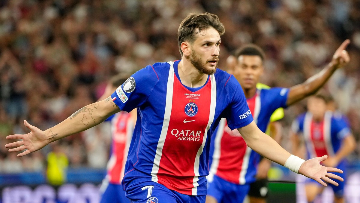 Futbalisti PSG oslavujú gól.