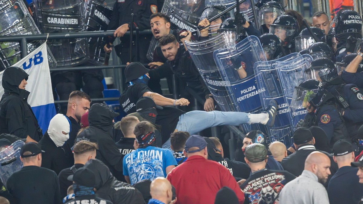 Fanúšikovia Slovana počas potýčky s políciou počas zápasu 3. kola ligovej fázy Ligy majstrov vo futbale AS Rím - ŠK Slovan Bratislava.