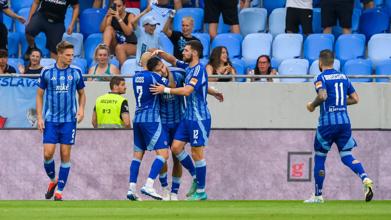 Futbalisti Slovana Bratislava sa tešia z gólu.