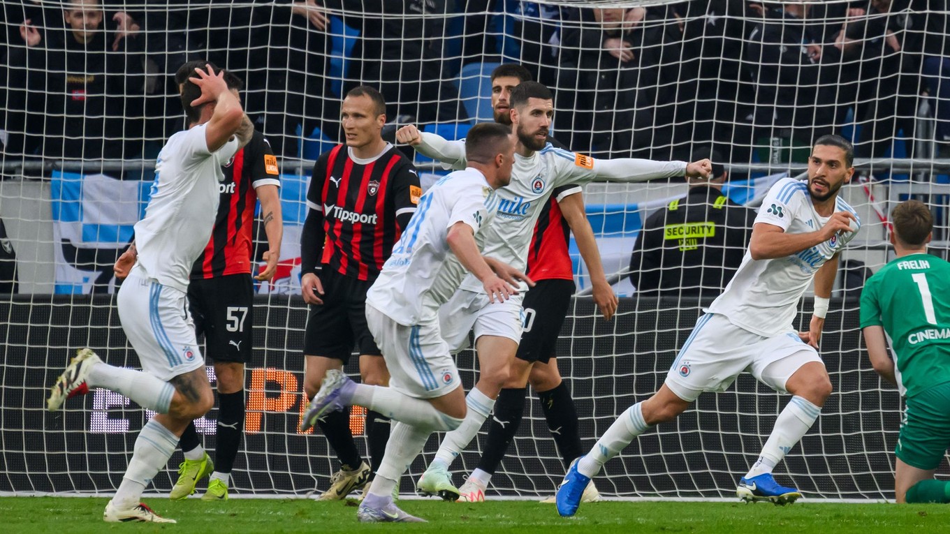 Róbert Mak sa so spoluhráčmi teší po strelenom góle v dueli ŠK Slovan Bratislava - FC Spartak Trnava v 1. zápase semifinále Slovnaft Cupu.