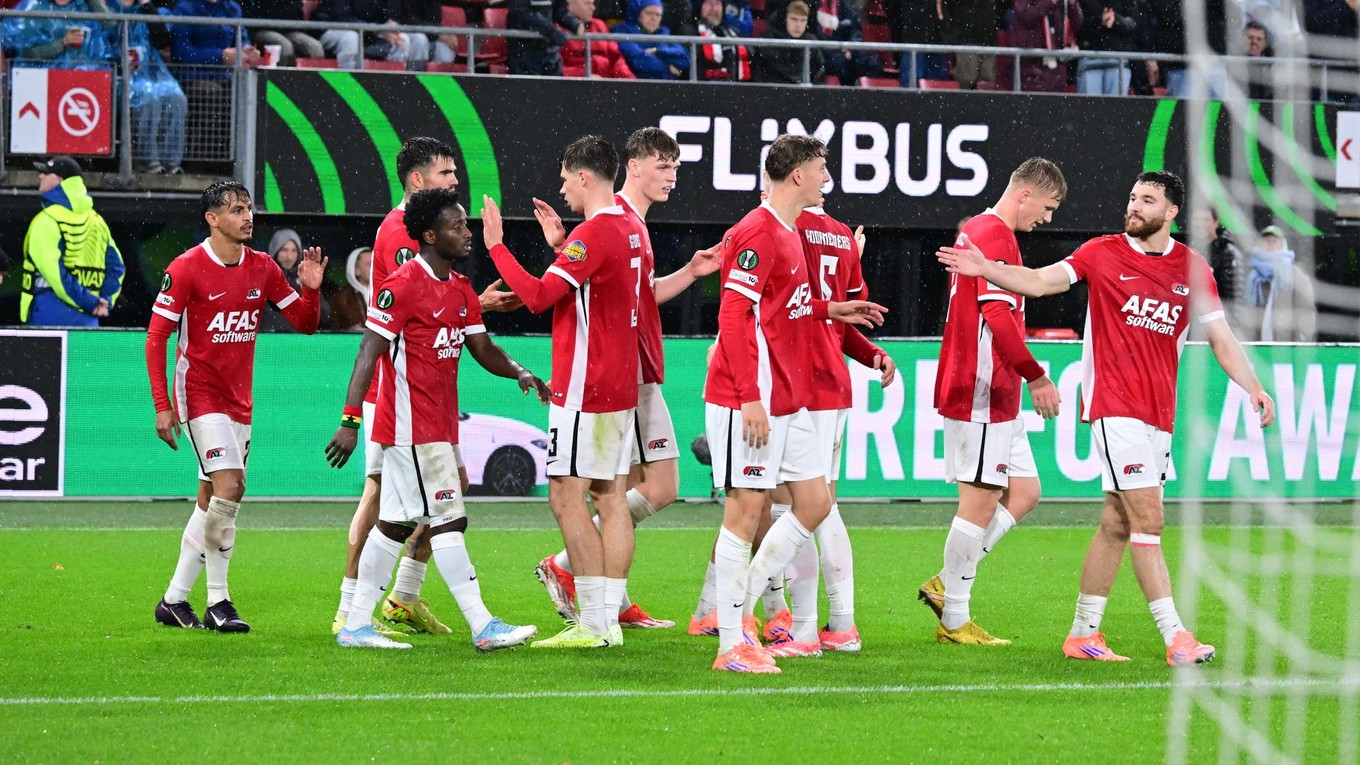 Futbalisti Alkmaaru sa tešia z úvodného gólu počas zápasu 2. kola ligovej fázy Konferenčnej ligy AZ Alkmaar - ŠK Slovan Bratislava.