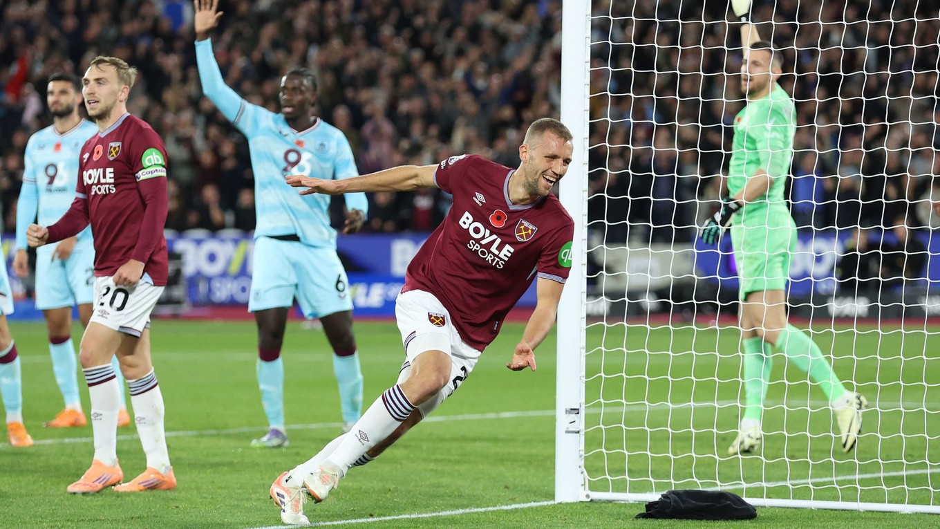 Tomáš Souček oslavuje gól do siete Martina Dúbravku