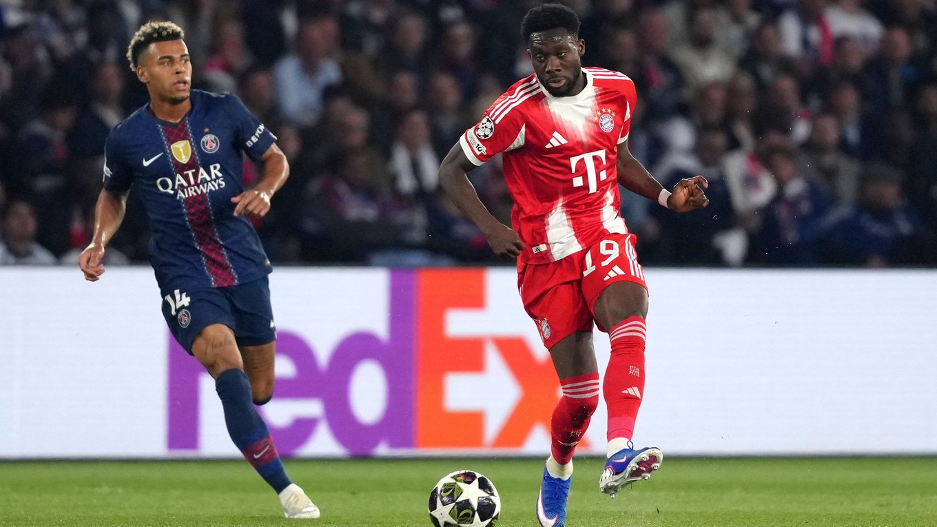 Alphonso Davies (vpravo)