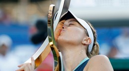 Španielska tenistka Paula Badosová s trofejou pre víťazku turnaja vo Washingtone. 