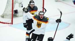 Wojciech Stachowiak sa teší po strelenom góle v zápase USA - Nemecko v skupine B na MS v hokeji 2025.