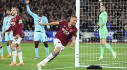 Tomáš Souček oslavuje gól do siete Martina Dúbravku