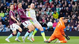 Útočník Manchestru City Erling Haaland prekonáva slovenského brankára Martina Dúbravku.