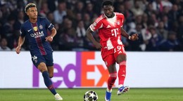 Alphonso Davies (vpravo)