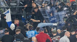 Fanúšikovia Slovana počas potýčky s políciou počas zápasu 3. kola ligovej fázy Ligy majstrov vo futbale AS Rím - ŠK Slovan Bratislava.