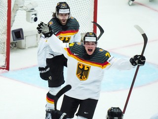 Wojciech Stachowiak sa teší po strelenom góle v zápase USA - Nemecko v skupine B na MS v hokeji 2025.