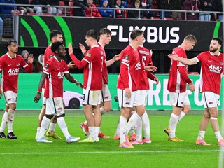 Futbalisti Alkmaaru sa tešia z úvodného gólu počas zápasu 2. kola ligovej fázy Konferenčnej ligy AZ Alkmaar - ŠK Slovan Bratislava.