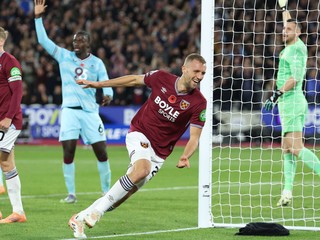 Tomáš Souček oslavuje gól do siete Martina Dúbravku