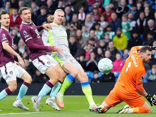 Útočník Manchestru City Erling Haaland prekonáva slovenského brankára Martina Dúbravku.