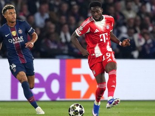 Alphonso Davies (vpravo)