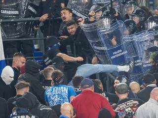 Fanúšikovia Slovana počas potýčky s políciou počas zápasu 3. kola ligovej fázy Ligy majstrov vo futbale AS Rím - ŠK Slovan Bratislava.