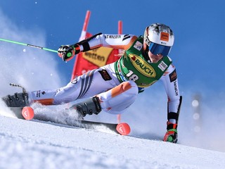 Petra Vlhová na trati počas 1. kola obrovského slalomu Svetového pohára v alpskom lyžovaní v rakúskom Söldene.