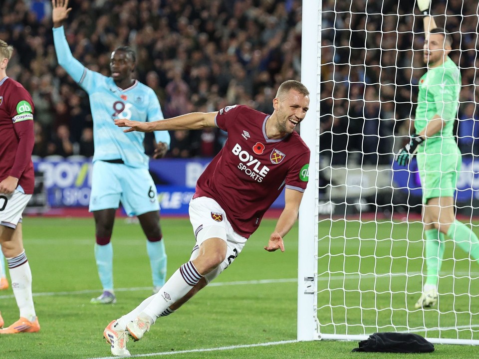 Tomáš Souček oslavuje gól do siete Martina Dúbravku