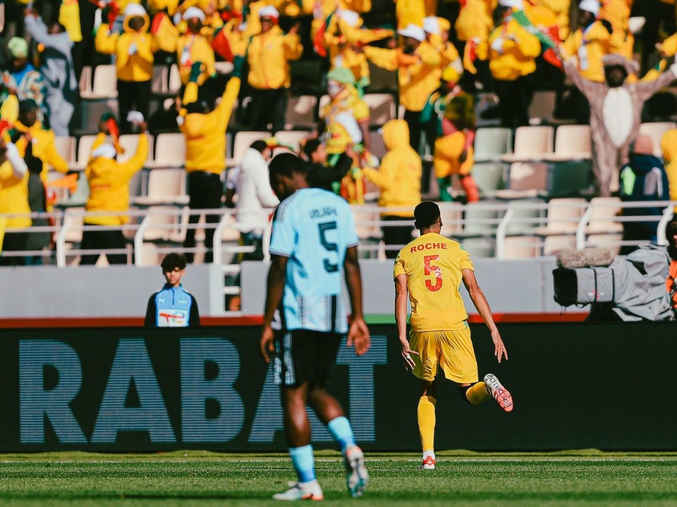 Yohan Roche sa teší z gólu.