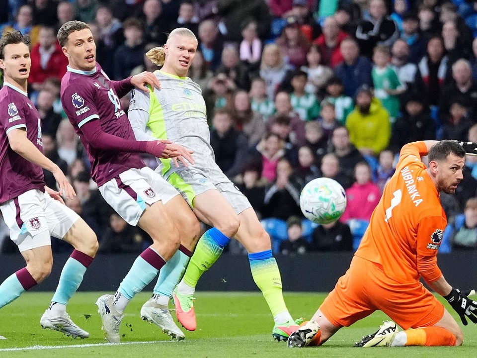 Útočník Manchestru City Erling Haaland prekonáva slovenského brankára Martina Dúbravku.
