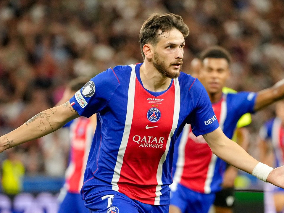 Futbalisti PSG oslavujú gól.