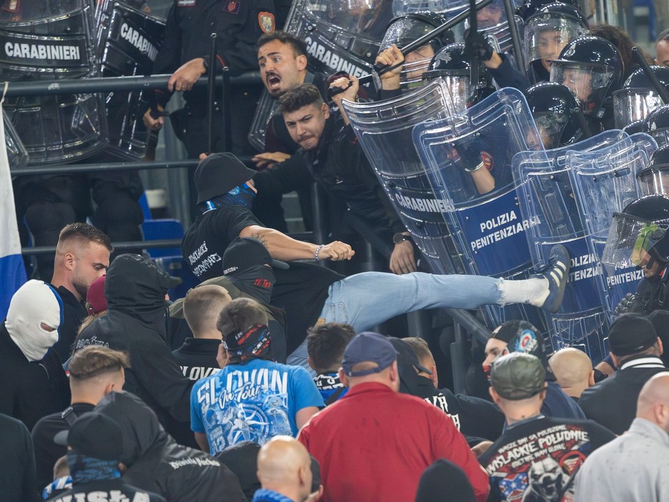Fanúšikovia Slovana počas potýčky s políciou počas zápasu 3. kola ligovej fázy Ligy majstrov vo futbale AS Rím - ŠK Slovan Bratislava.