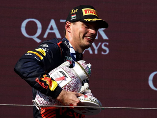 Max Verstappen s trofejou pre víťaza Veľkej ceny Maďarska 2023.