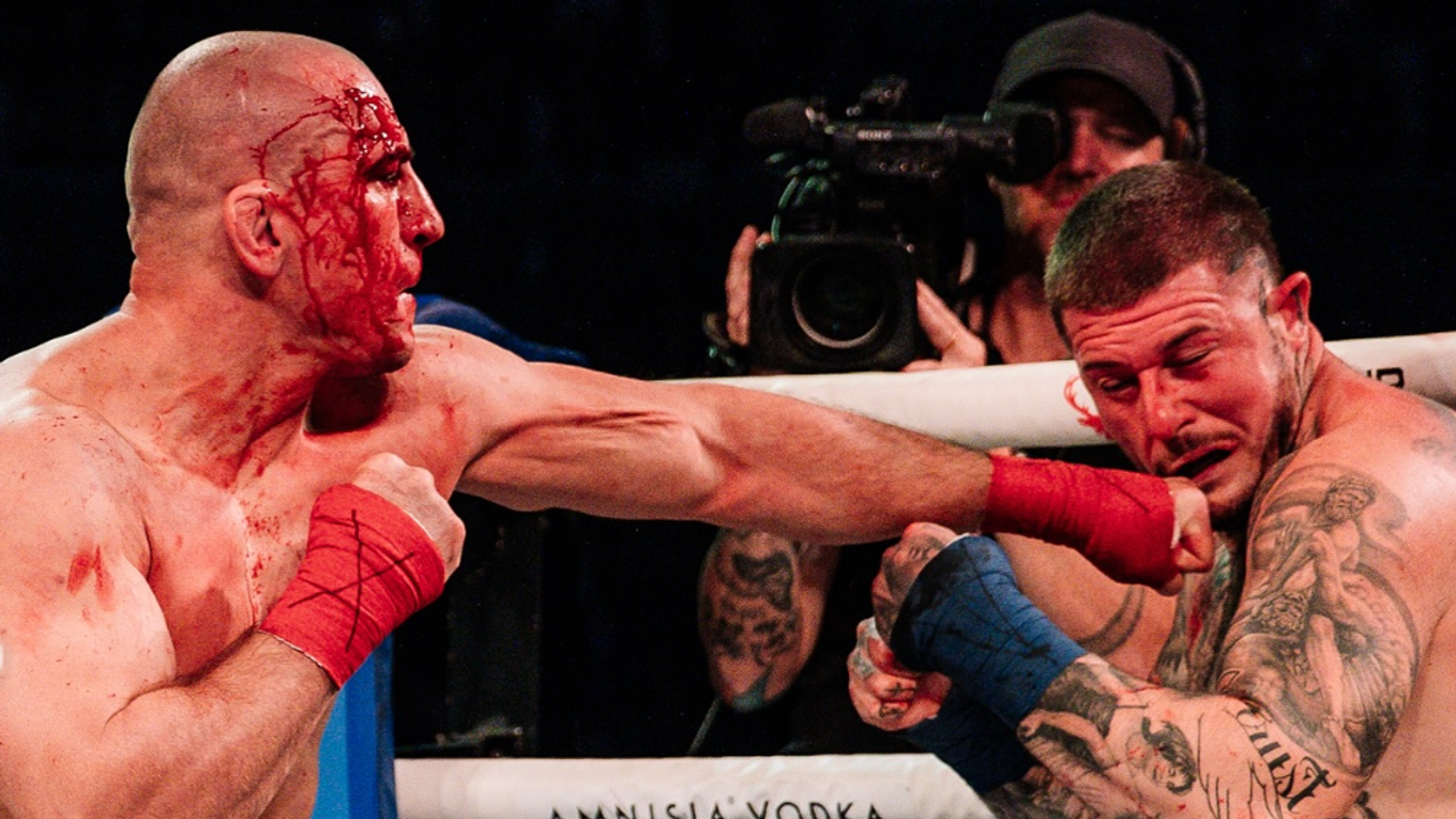 Tomáš Meliš zasahuje súpera.