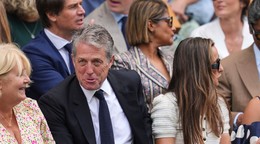 Herec Hugh Grant si nenechal ujsť semifinále Wimbledonu mužov medzi Flaviom Cobollim a Novakom Djokovičom.