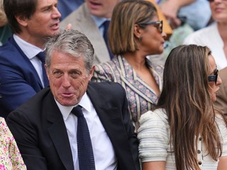 Herec Hugh Grant si nenechal ujsť semifinále Wimbledonu mužov medzi Flaviom Cobollim a Novakom Djokovičom.