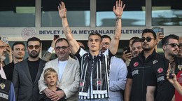 Belgický futbalista Leandro Trossard (uprostred).