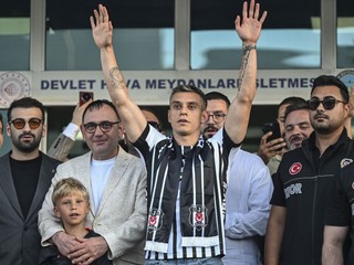 Belgický futbalista Leandro Trossard (uprostred).