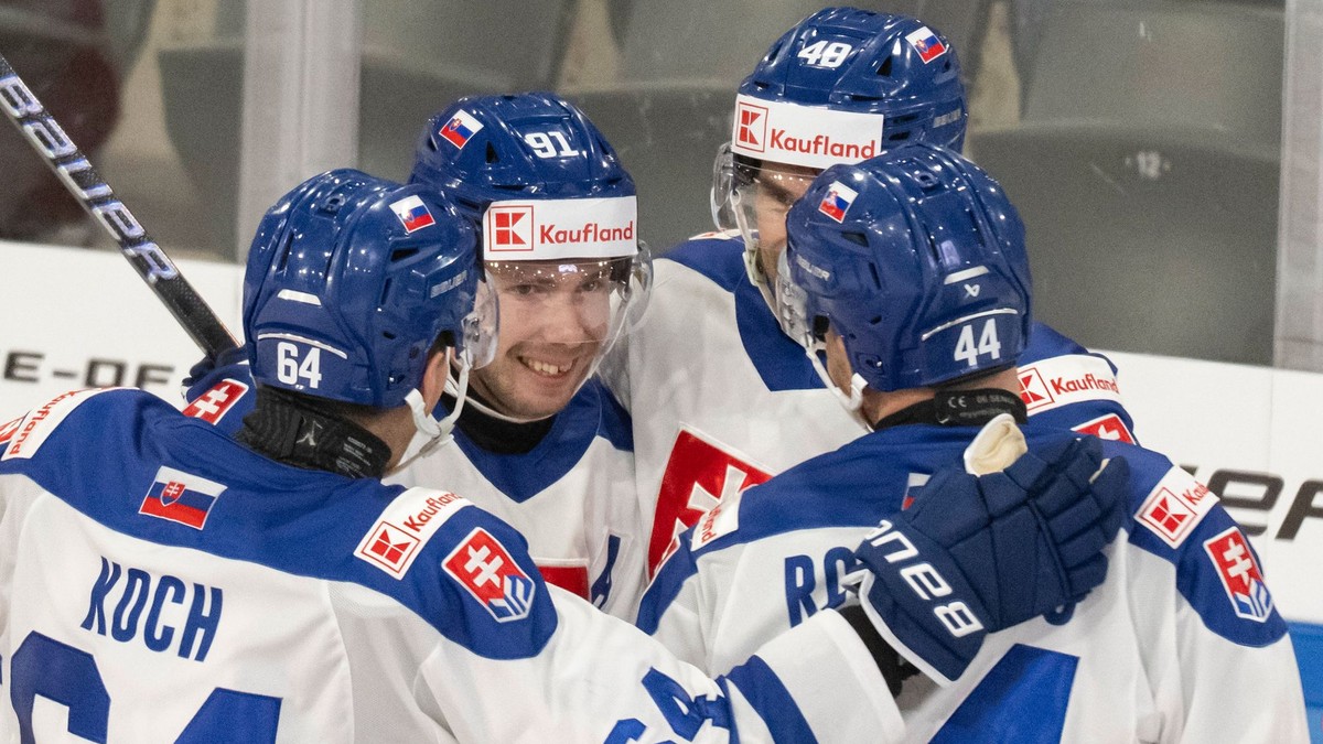 Radosť slovenských hokejistov po víťaznom prvom zápase na nemeckom pohári.