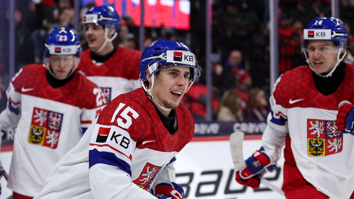 Český hokejista Vojtěch Čihař (15) sa teší z gólu v semifinálovom zápase Kanada - Česko.