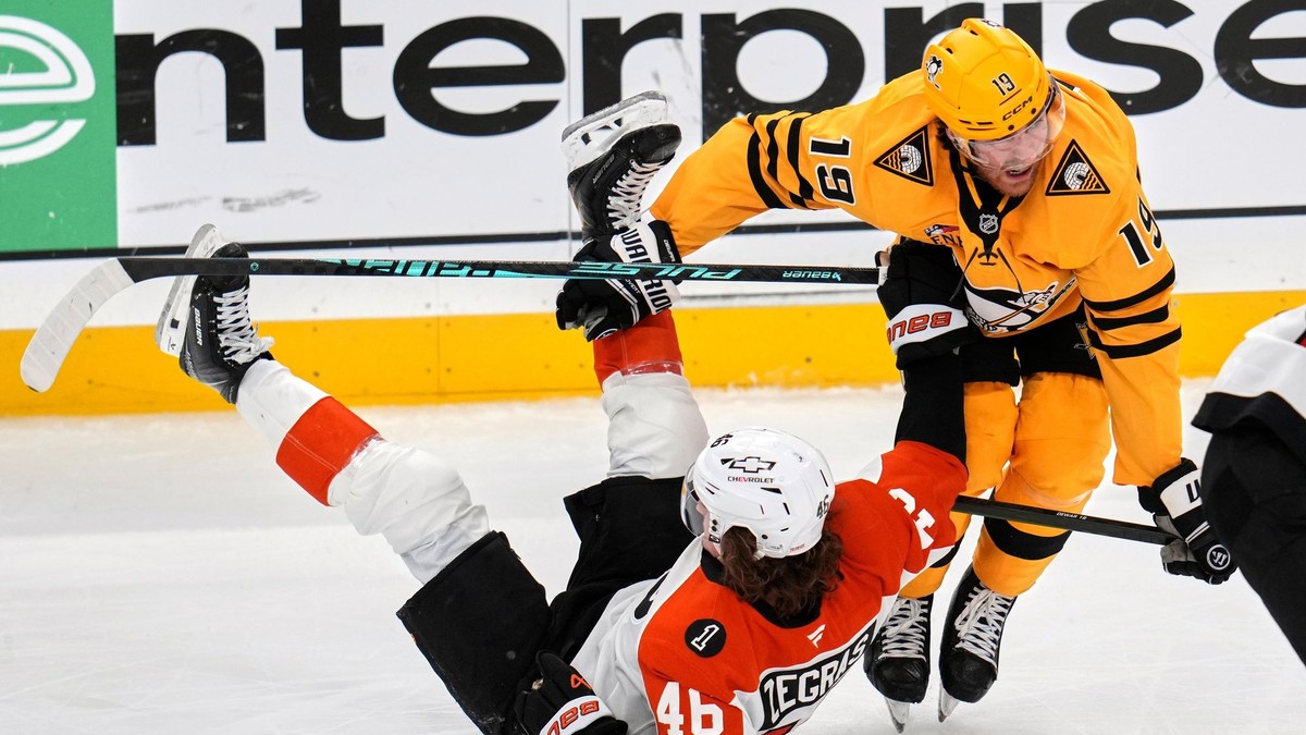 Útočník Pittsburghu Connor Dewar tvrdo atakoval Trevora Zegrasa v zápase play-off NHL.