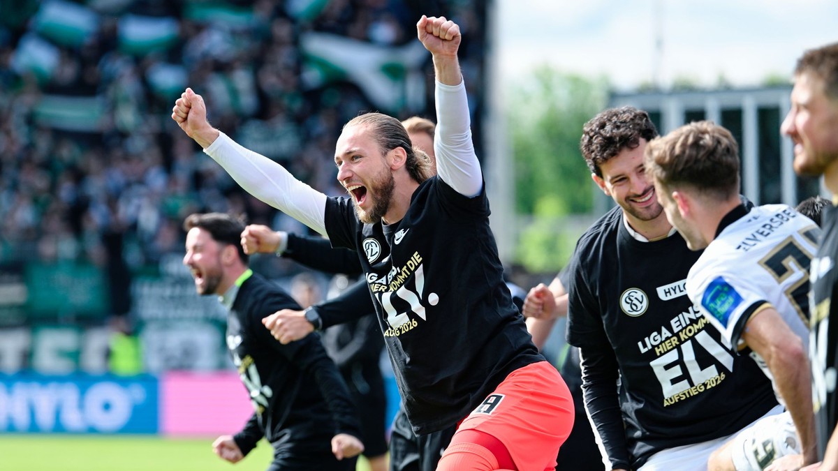 Hráči Elversbergu oslavujú postup do Bundesligy