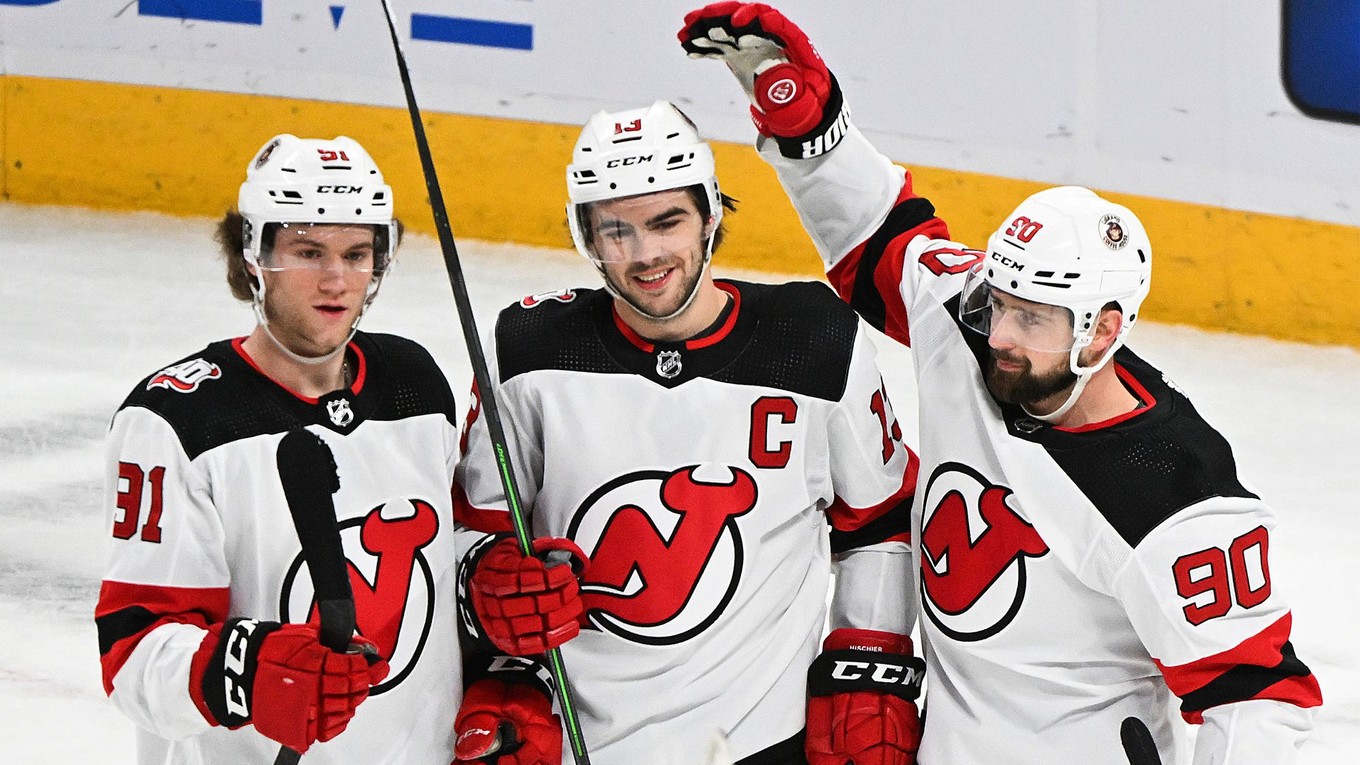 Hráči New Jersey Devils, zľava Dawson Mercer, Nico Hischier a Tomáš Tatar.