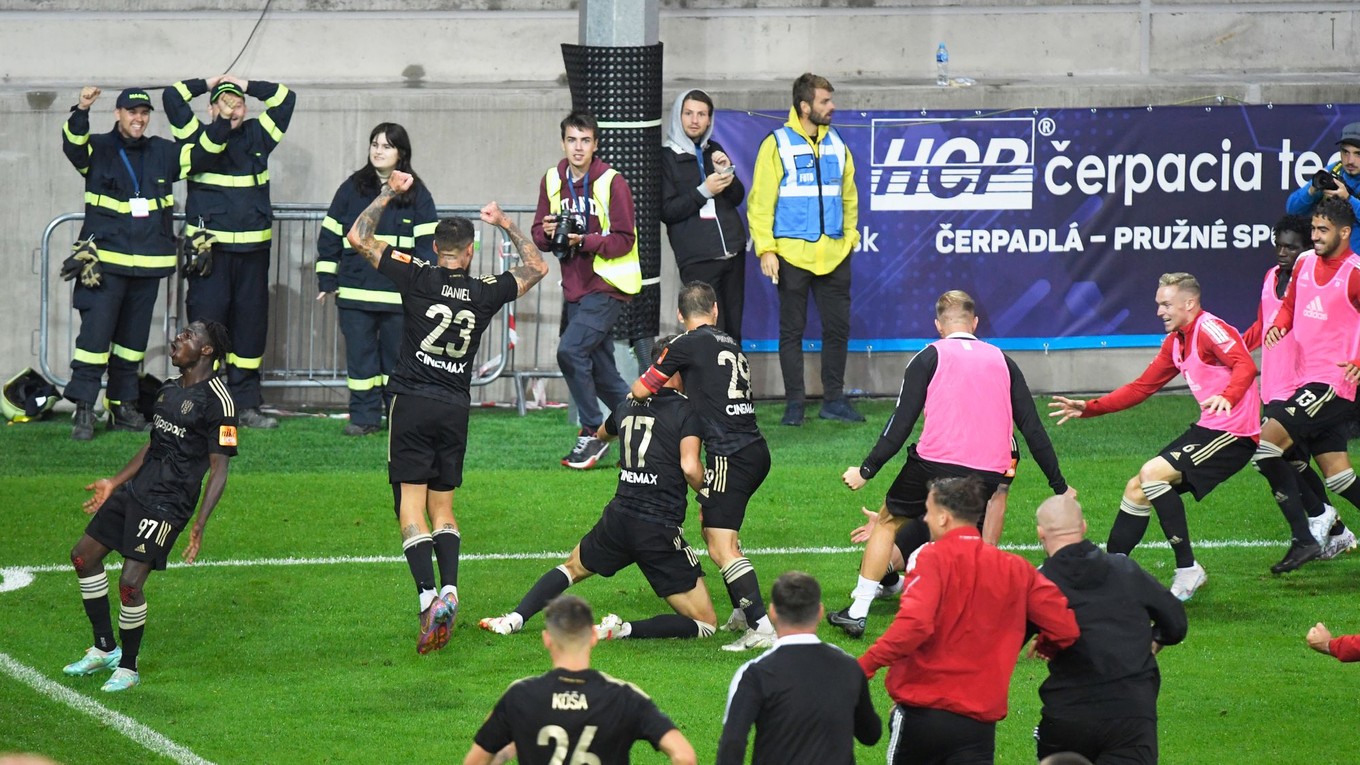 Na snímke radosť hráčov Trnavy po druhom góle v zápase proti ukrajinskému Dnipro-1.

