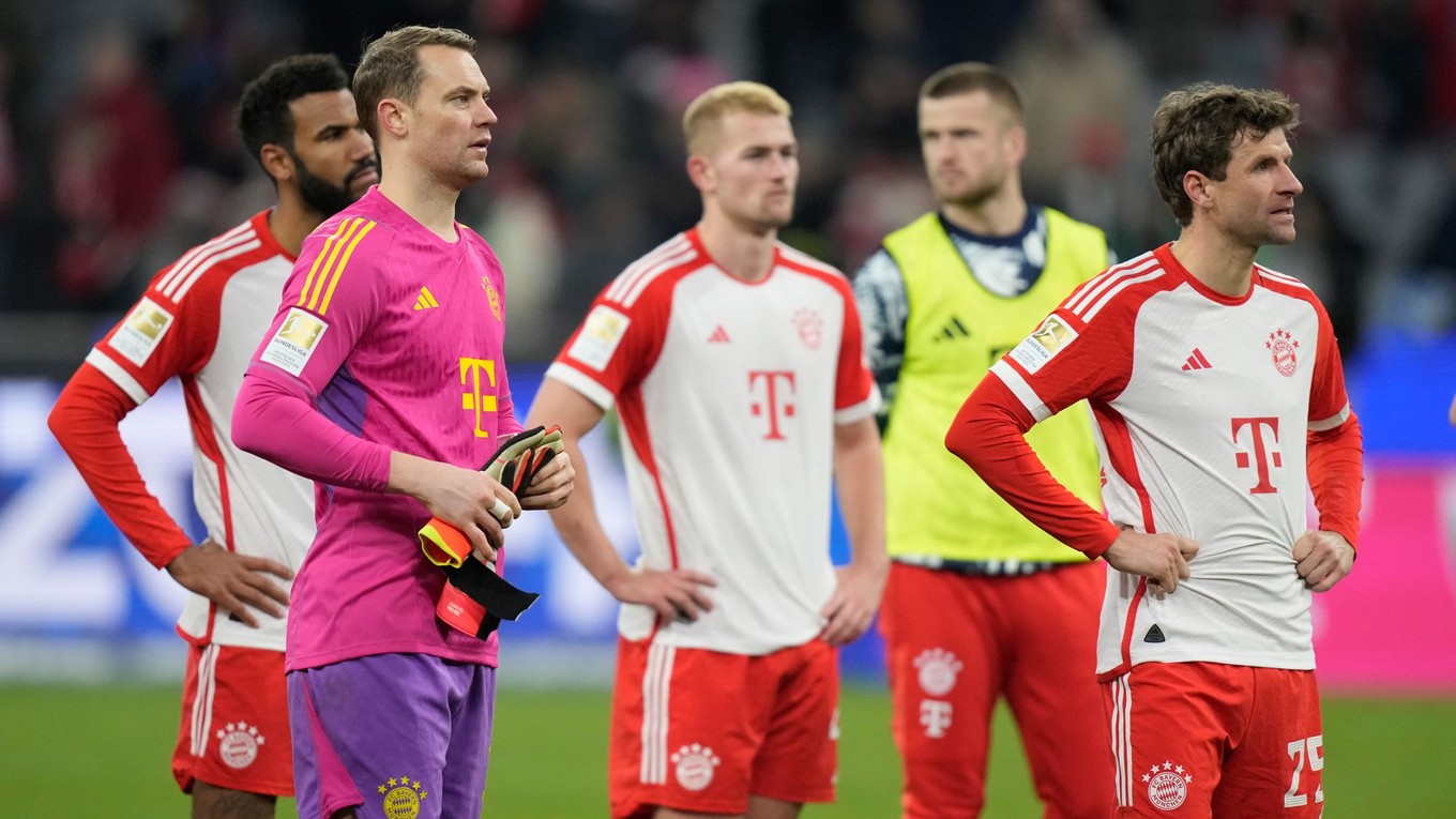 Futbalisti Bayernu Mníchov reagujú po prehre